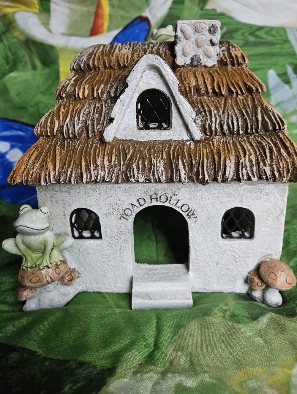 Toad Hollow Decorative Toad House🐸 - White and Brown